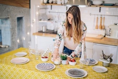 Jakie nakrycie stołu sprawdzi się w kuchni czy jadalni?